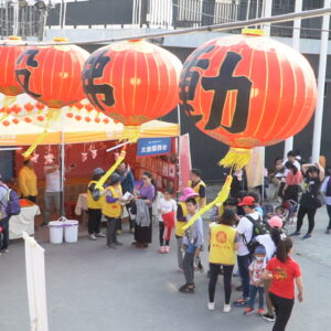 適逢元宵佳節,世界佛教正心會準備金豬燈籠及發財金讓信眾好運一整年,每日絡繹不絕信眾來到佛殿排隊領取 適逢元宵佳節,世界佛教正心會準備金豬燈籠及發財金讓信眾好運一整年,每日絡繹不絕信眾來到佛殿排隊領取