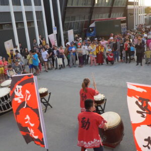行動佛殿 樂藝供佛 勁太鼓 世界佛教正心會 行動佛殿 佛光遍照 環島祈福法會第30站來到屏東大鵬灣台灣燈會,邀請表演團體來到燈會現場樂藝供佛,參與難得殊勝勝會
