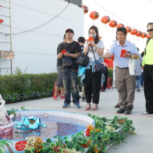 行動佛殿布置財富財神許願池,供奉財富財神及紅財神,讓信眾們丟銅板許願 行動佛殿布置財富財神許願池,供奉財富財神及紅財神,讓信眾們丟銅板許願