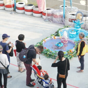 行動佛殿布置財富財神許願池,供奉財富財神及紅財神,讓信眾們丟銅板許願 行動佛殿布置財富財神許願池,供奉財富財神及紅財神,讓信眾們丟銅板許願