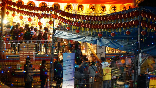 世界佛教正心會 行動佛殿 佛光遍照 環島祈福法會第30站來到屏東大鵬灣參加台灣燈會,現場布置轉經輪、各式各樣花燈,熱鬧無比