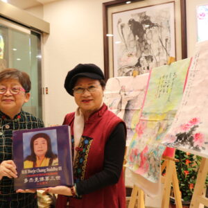 本會執行長代表送上《南無第三世多杰羌佛 正法寶典》一冊敬致書畫協會貴賓們 本會執行長代表送上《南無第三世多杰羌佛 正法寶典》一冊敬致書畫協會貴賓們