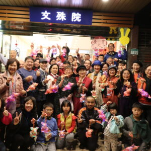 所有參與活動的好朋友們準備提燈出發至228公園 所有參與活動的好朋友們準備提燈出發至228公園