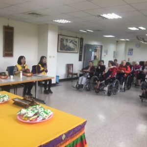 本會新竹無盡藏分院的師兄姊不畏天寒地凍,數十年如一日地來到新竹東元綜合醫院附設崇德護理之家,關懷護理之家的長者,並帶領他們念佛,讓他們在寒冷天氣中感受到一絲溫暖! 2019年3月10日全台天氣濕冷,本會新竹無盡藏分院的師兄姊不畏天寒地凍,數十年如一日地來到新竹東元綜合醫院附設崇德護理之家,關懷護理之家的長者,並帶領他們念佛,讓他們在寒冷天氣中感受到一絲溫暖!
