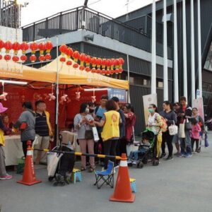 行動佛殿第30站來到屏東大鵬灣台灣燈會,信眾排隊領取發財金及金豬燈籠 適逢元宵佳節,世界佛教正心會準備金豬燈籠及發財金讓信眾好運一整年,每日絡繹不絕信眾來到佛殿排隊領取