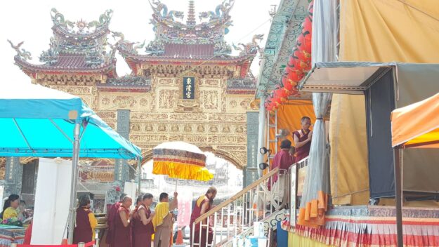 「世界佛教正心會 行動佛殿 佛光遍照 環島祈福法會」藝文展演暨慈善義演活動於4月6日(六)至4月7日(日)在屏東知名的東隆宮舉行,東港東隆宮金璧輝煌,氣勢磅礡,行動佛殿駐錫在東隆宮的廟埕前,祈請  南無第三世多杰羌佛、南無本師釋迦牟尼佛為世界和平、國泰民安、一切眾生祈福!