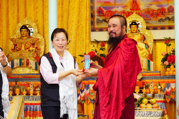 世界佛教正心會於東大門夜市舉辦行動佛殿環島祈福法會,該會指導上師恆性嘉措仁波且(右)致贈珍貴綠度母墜子給花蓮縣長徐榛蔚(左)