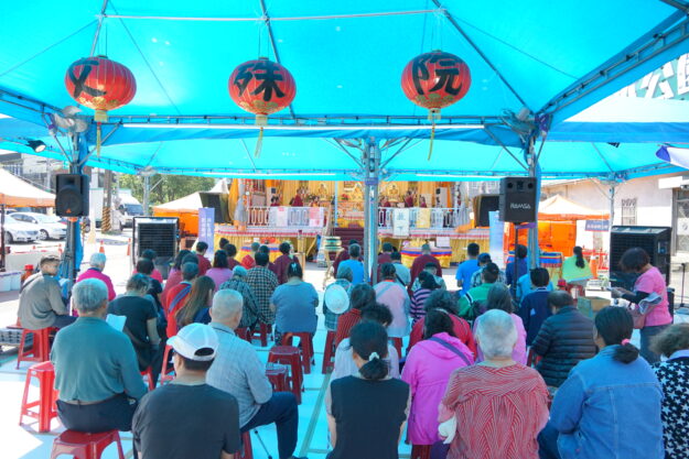 10月27日星期天適逢藥師佛聖誕,信眾們恭敬前程恭誦藥師經,望能消災延壽,免遭病痛