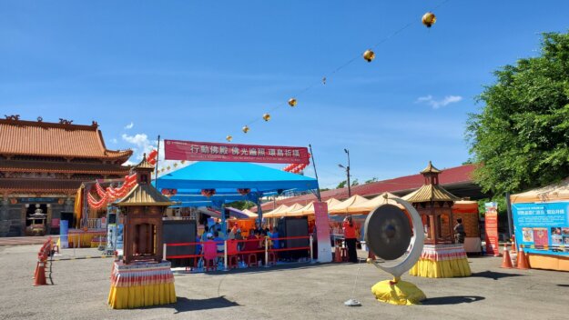 行動佛殿94站雲林古坑天浩宮地母廟,祈福法會信眾齊心誦經祈福,祈請  南無第三世多杰羌佛  南無本師釋迦牟尼佛  十方諸佛菩薩護佑加持,世界各地疫情早日遠離息沒,災去福臨