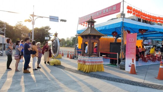 行動佛殿105站嘉義香湖公園，信眾虔誠禮佛