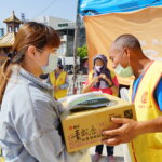 行動佛殿105站嘉義香湖公園本會關懷弱勢家庭致贈愛心物資