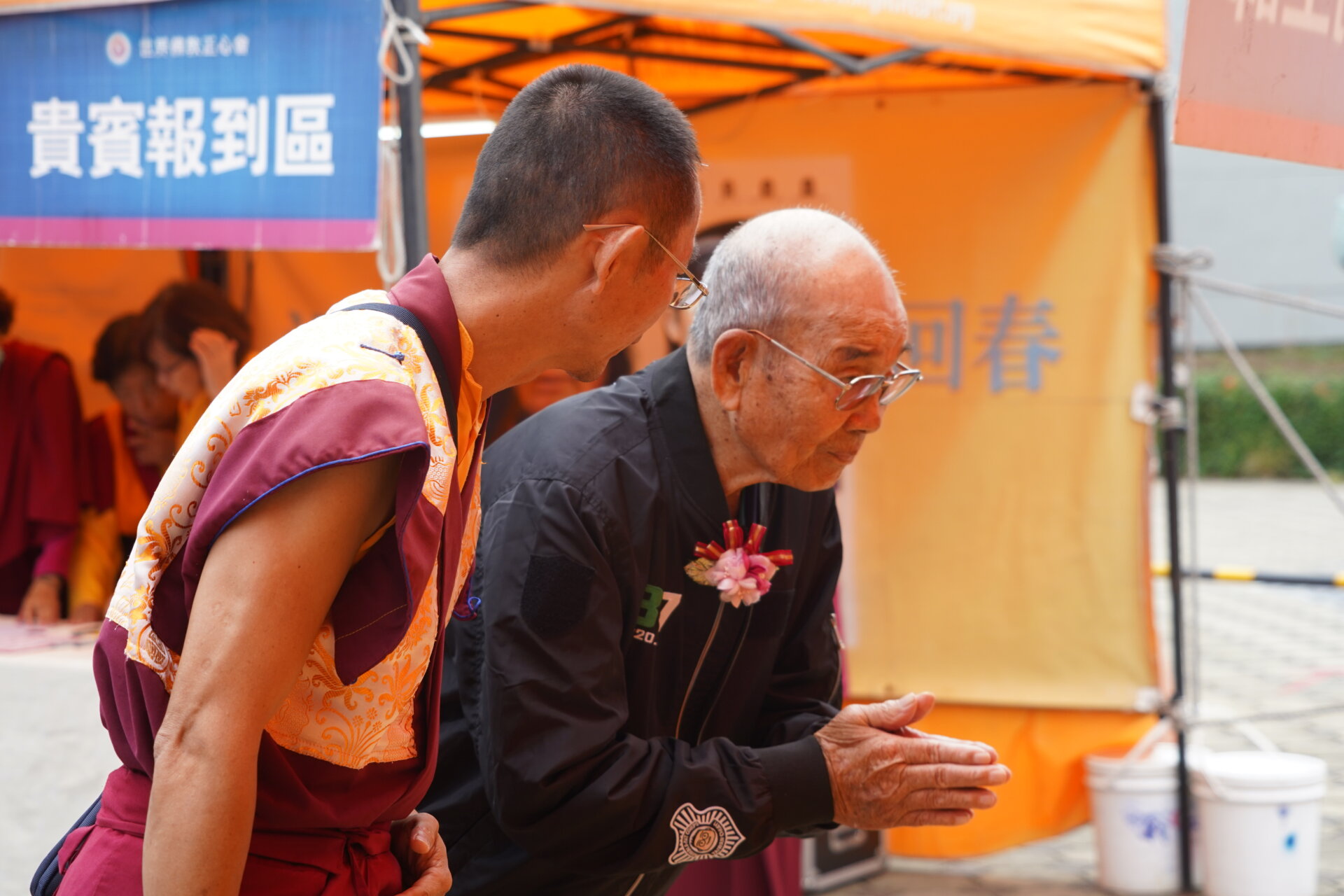 行動佛殿110站嘉義布袋魍港，82歲的太聖宮主委蔡崇田(右)恭敬虔誠頂禮