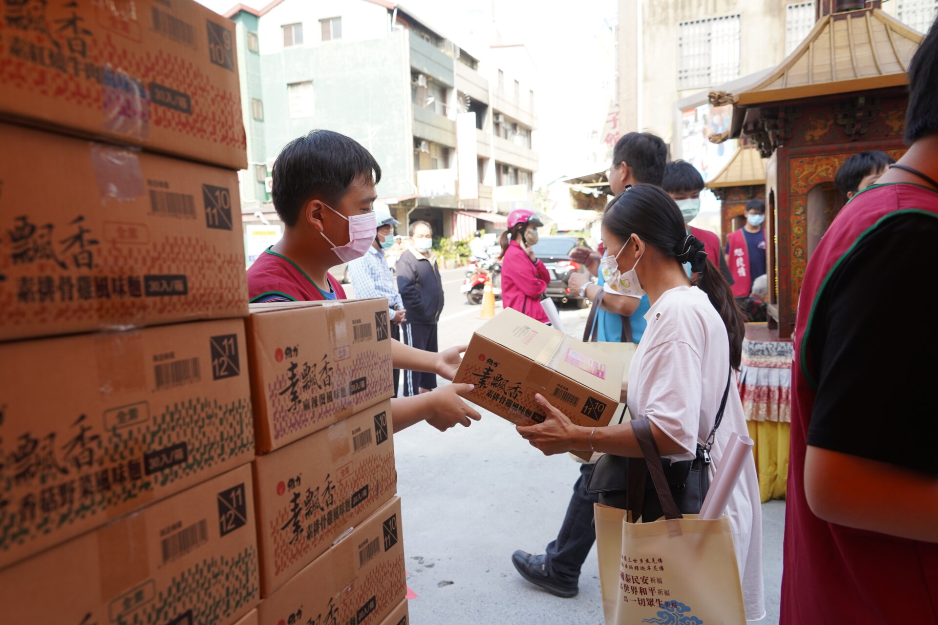 行動佛殿111站嘉義市地藏庵旁，愛心關懷，嘉義高中學生發心至佛殿做義工發送物資