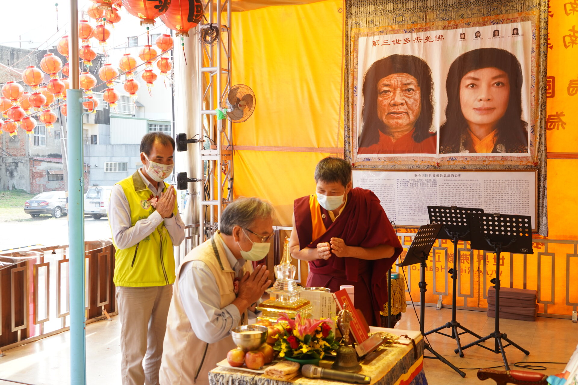 行動佛殿113站台南鹽水,台南市民政局長顏振標(中跪者)虔誠合掌頂禮南無第三世多杰羌佛