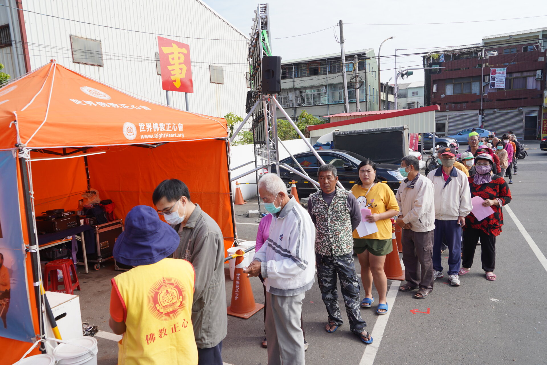 行動佛殿114站台南新營，本畚公益關懷發送愛心物資