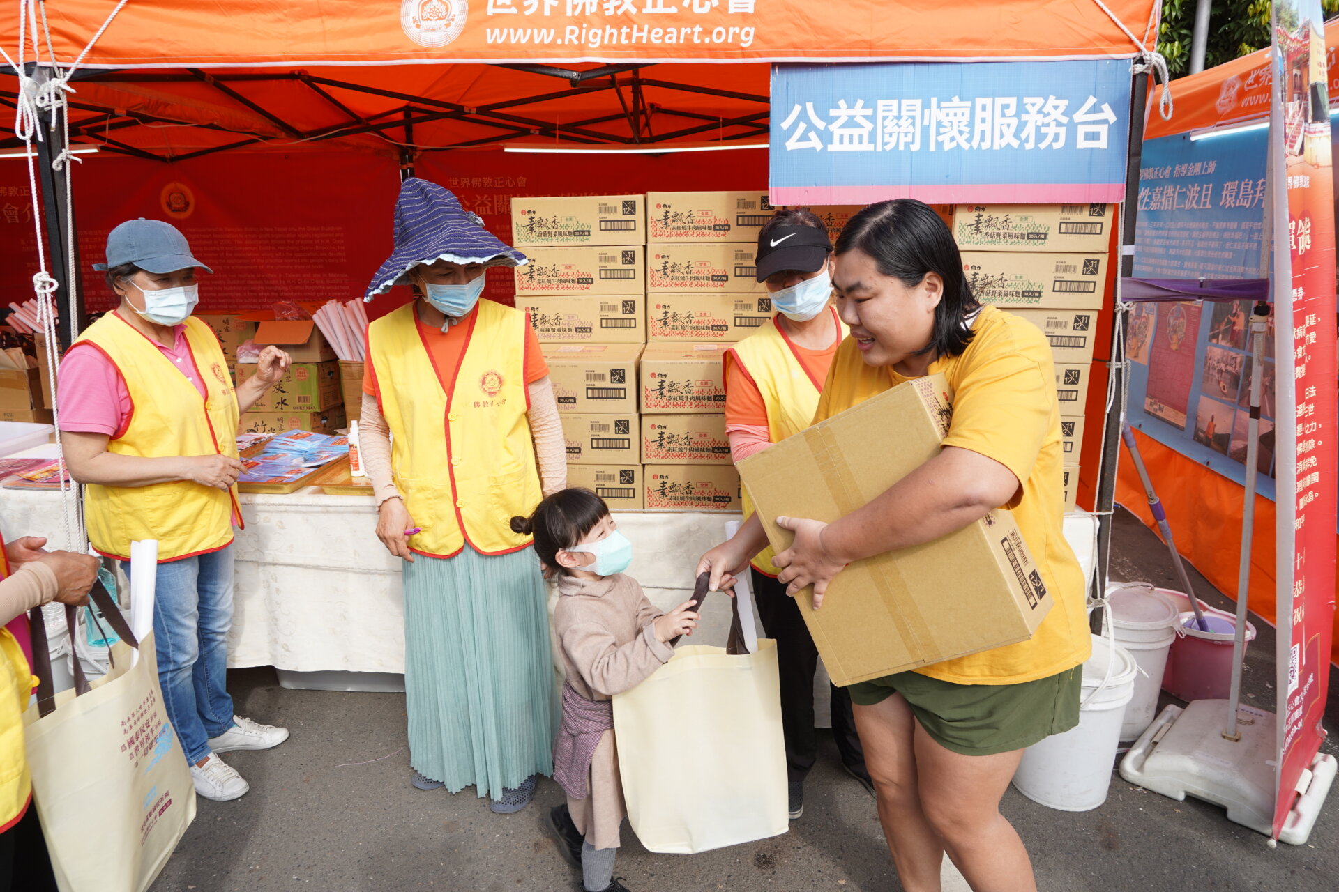 行動佛殿114站台南新營，本畚公益關懷發送愛心物資