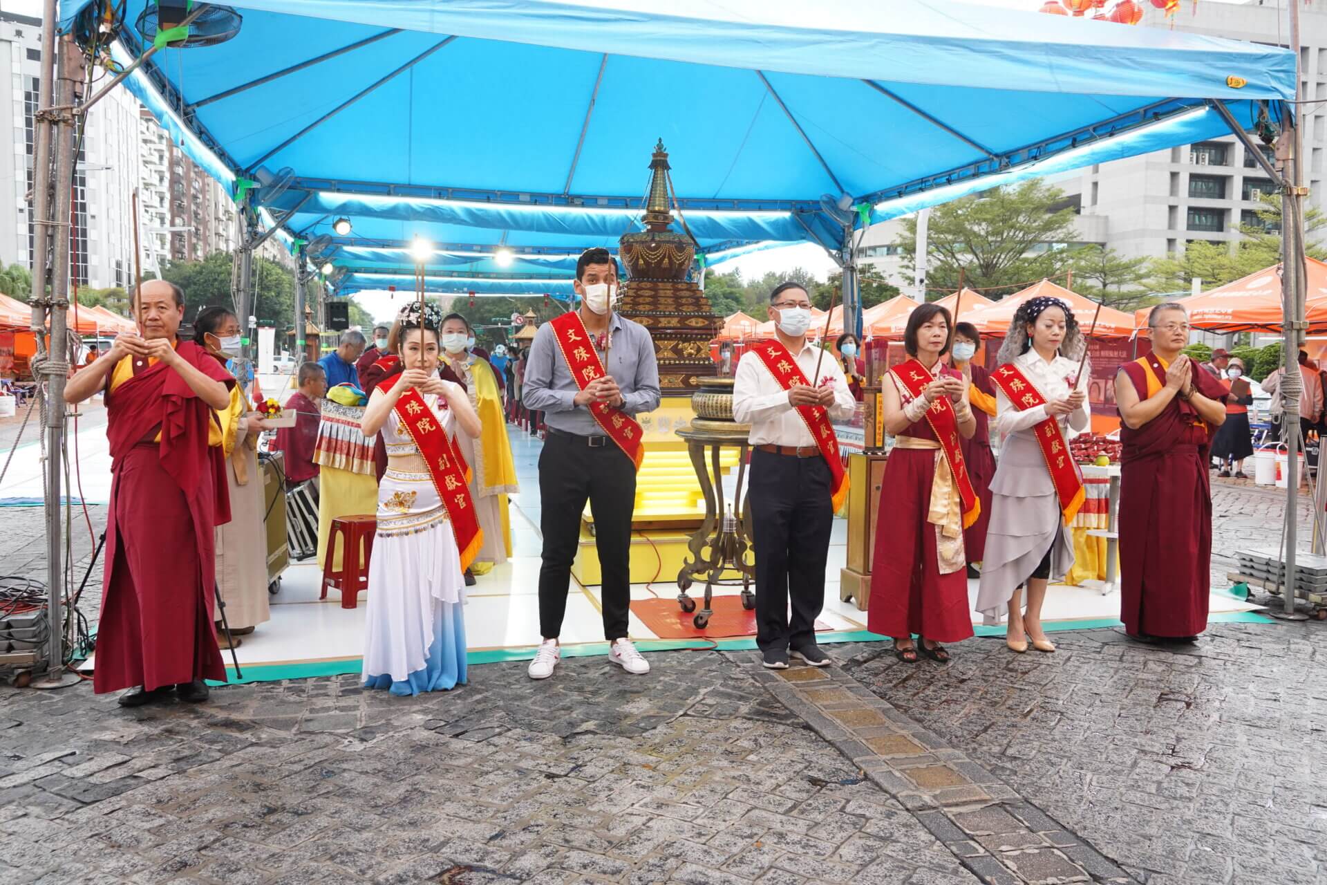 行動佛殿112站台北市政府《啟建 消災祈福全球冠狀病毒流感遠離息沒法會》，樂藝供佛團體以回娘家的心情來到佛殿上香禮佛