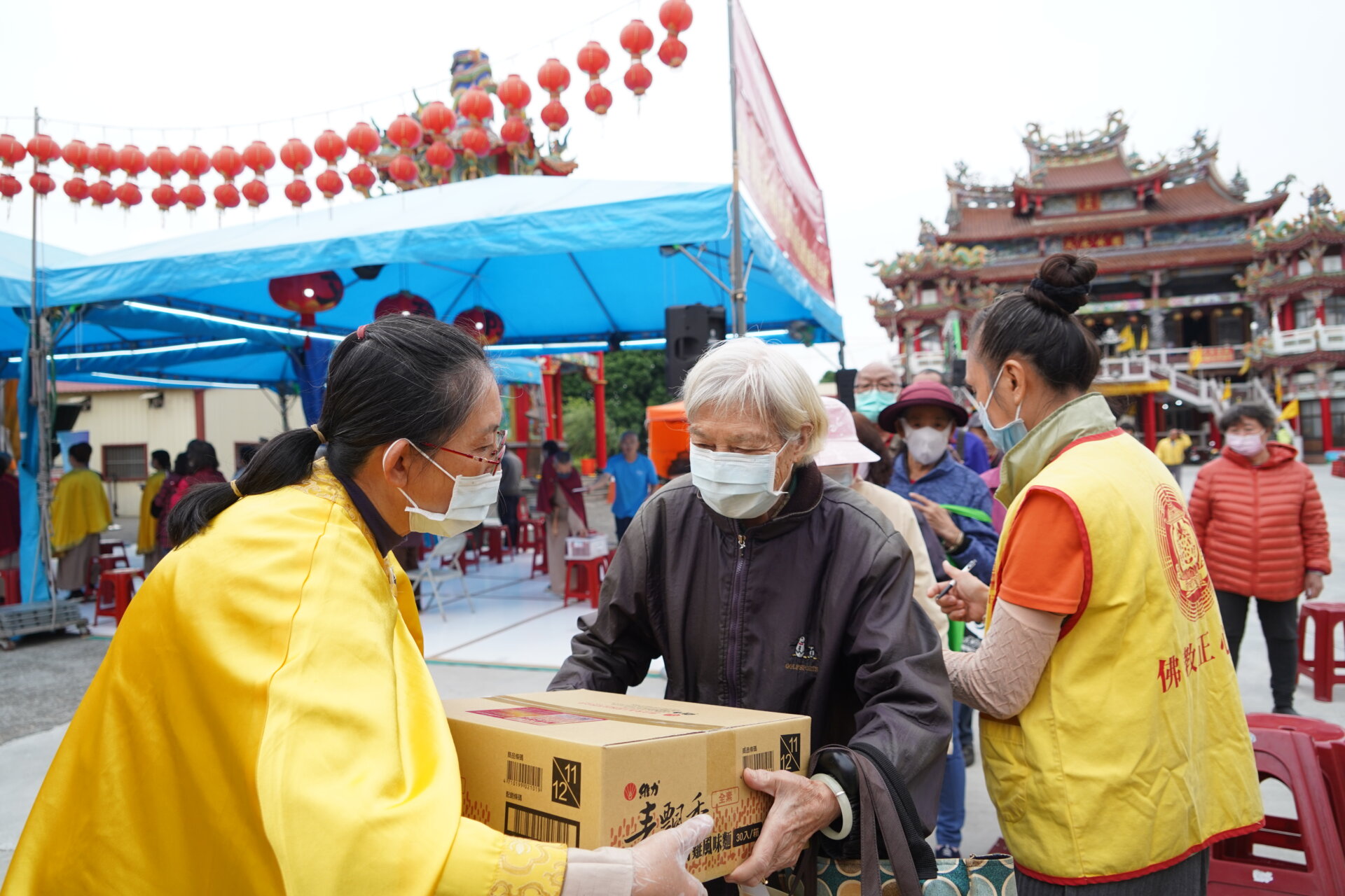 行動佛殿115站台南白河，公益關懷發送愛心物資