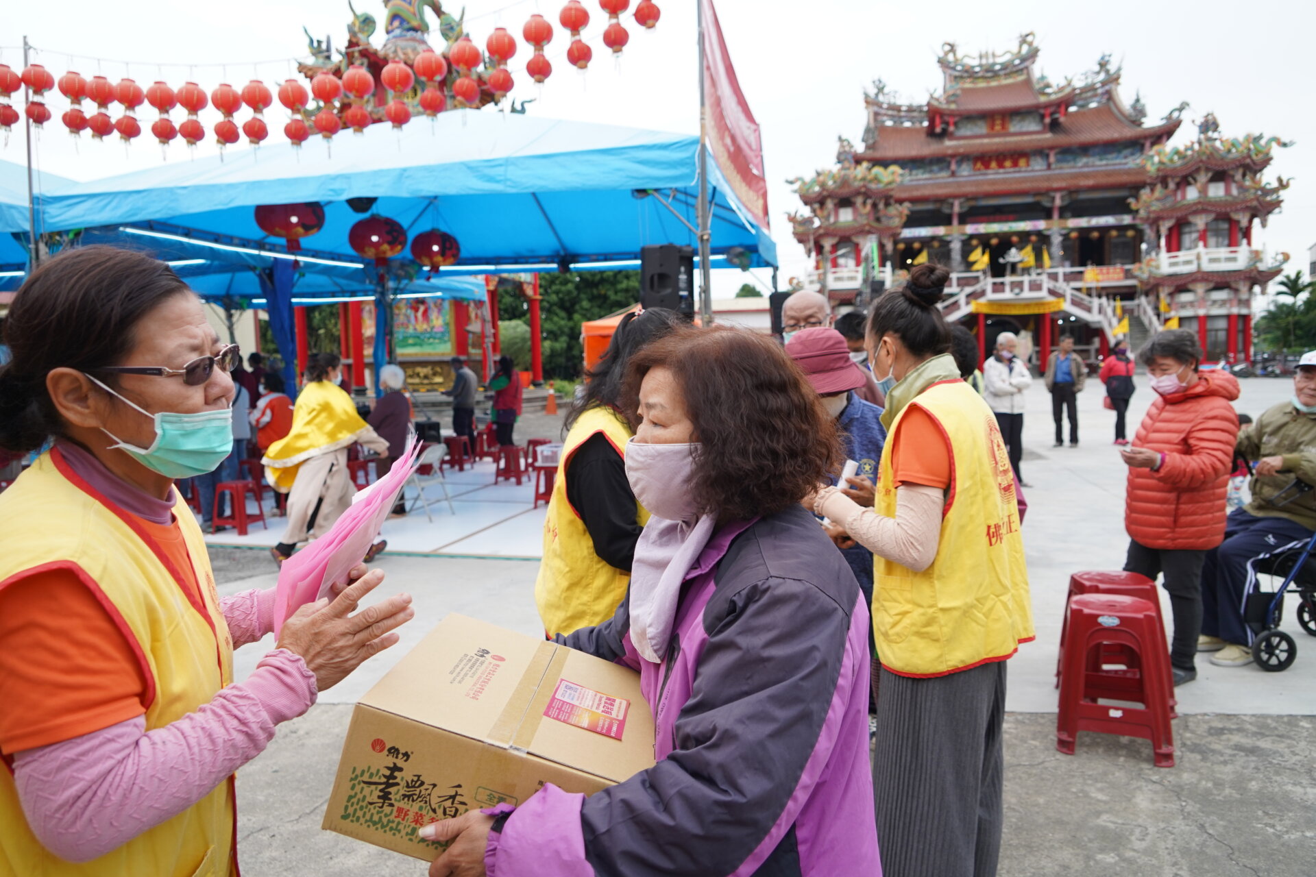 行動佛殿115站台南白河，公益關懷發送愛心物資