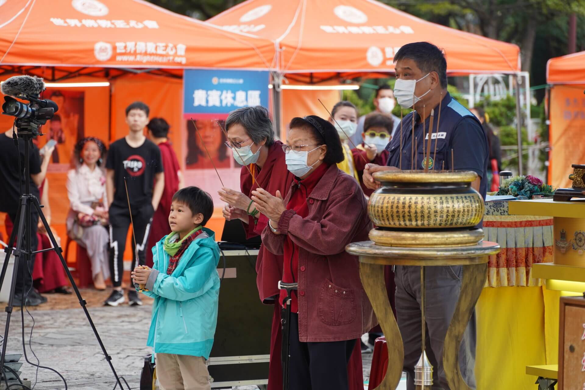 行動佛殿112站台北市政府《啟建 消災祈福全球冠狀病毒流感遠離息沒法會》，眾多信眾虔誠上香禮佛