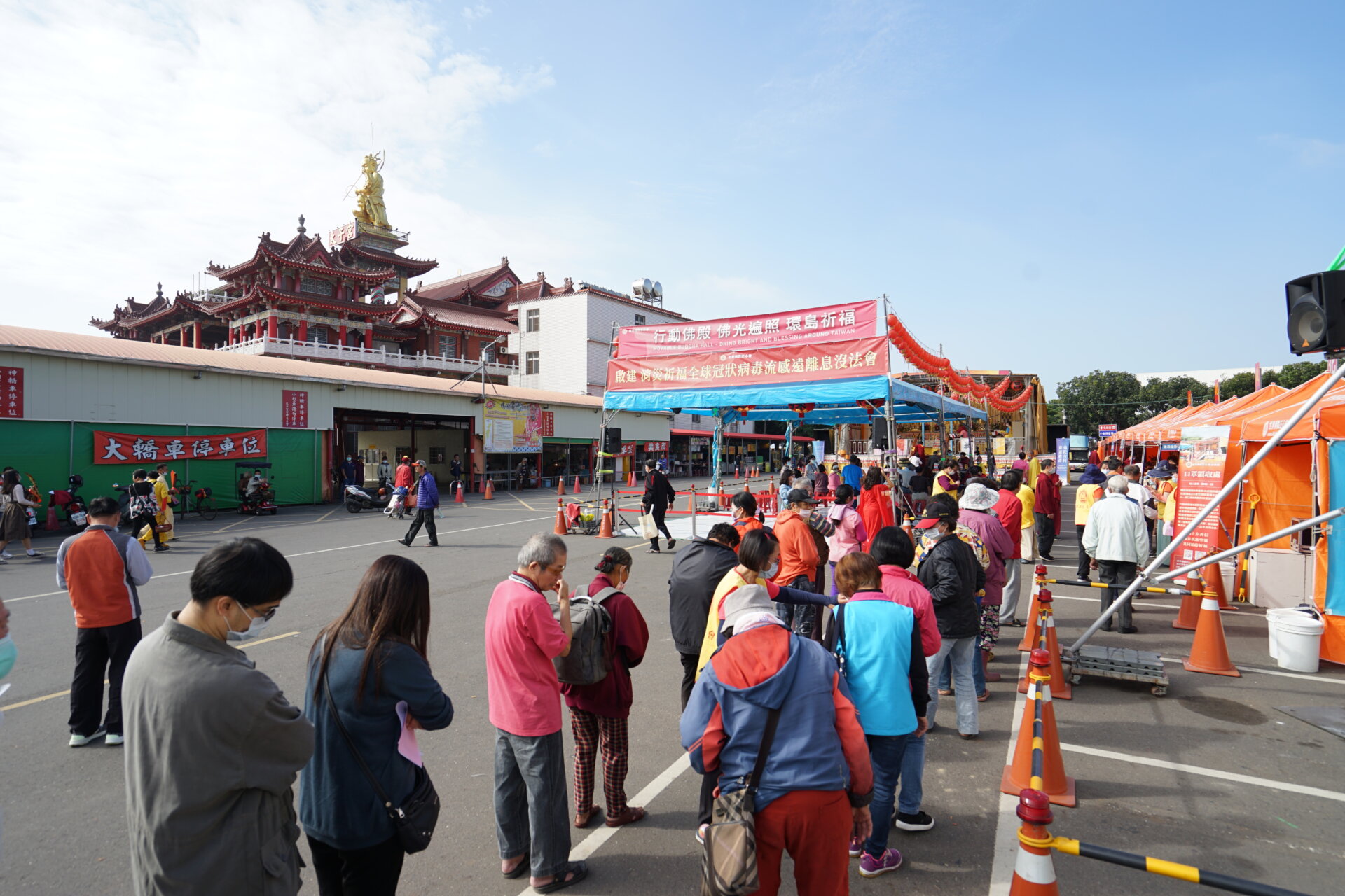 行動佛殿114站台南新營，本畚公益關懷發送愛心物資