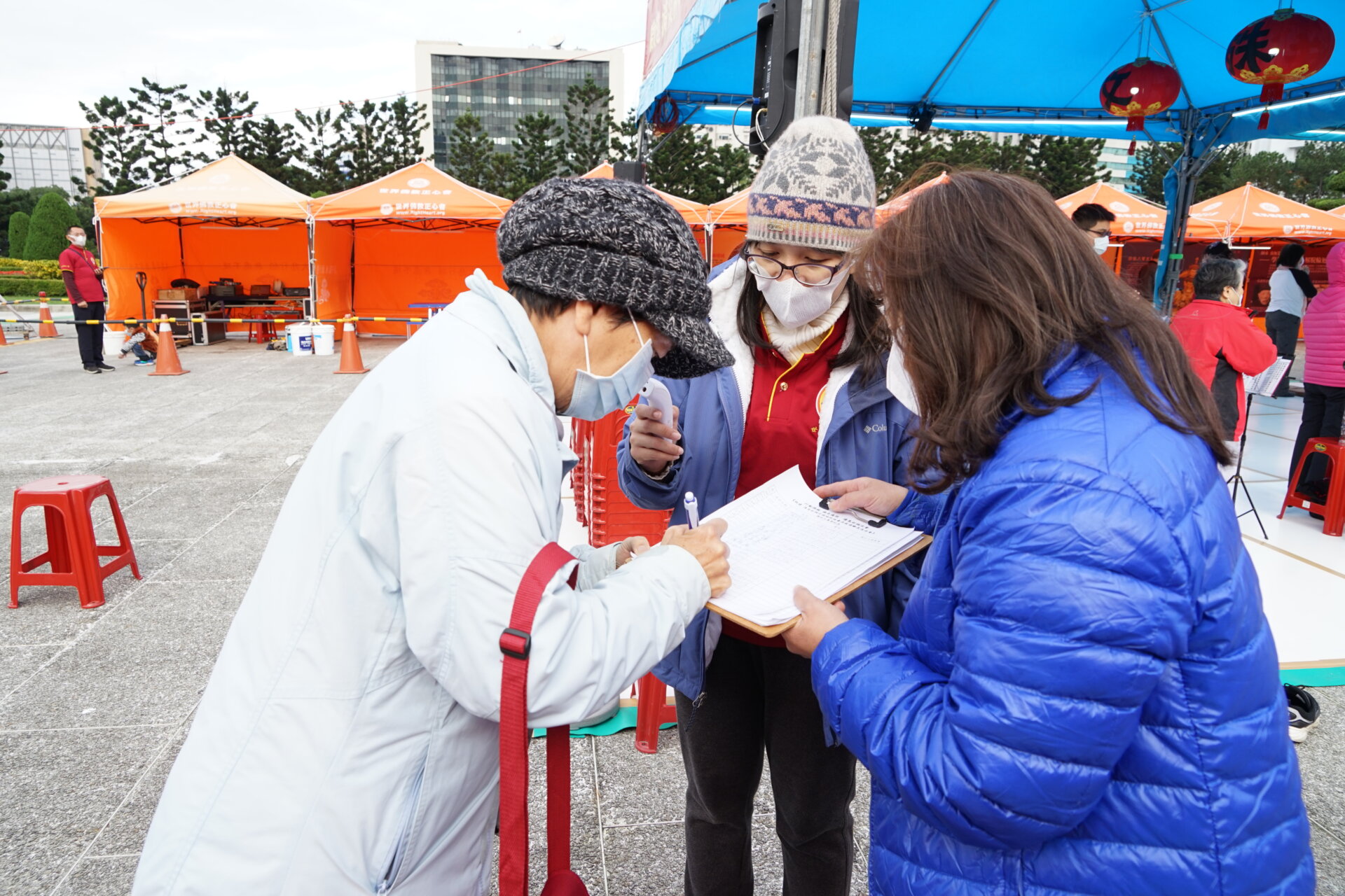 行動佛殿117站台北中正紀念堂，遵守防疫措施噴灑酒精出入填寫實聯表