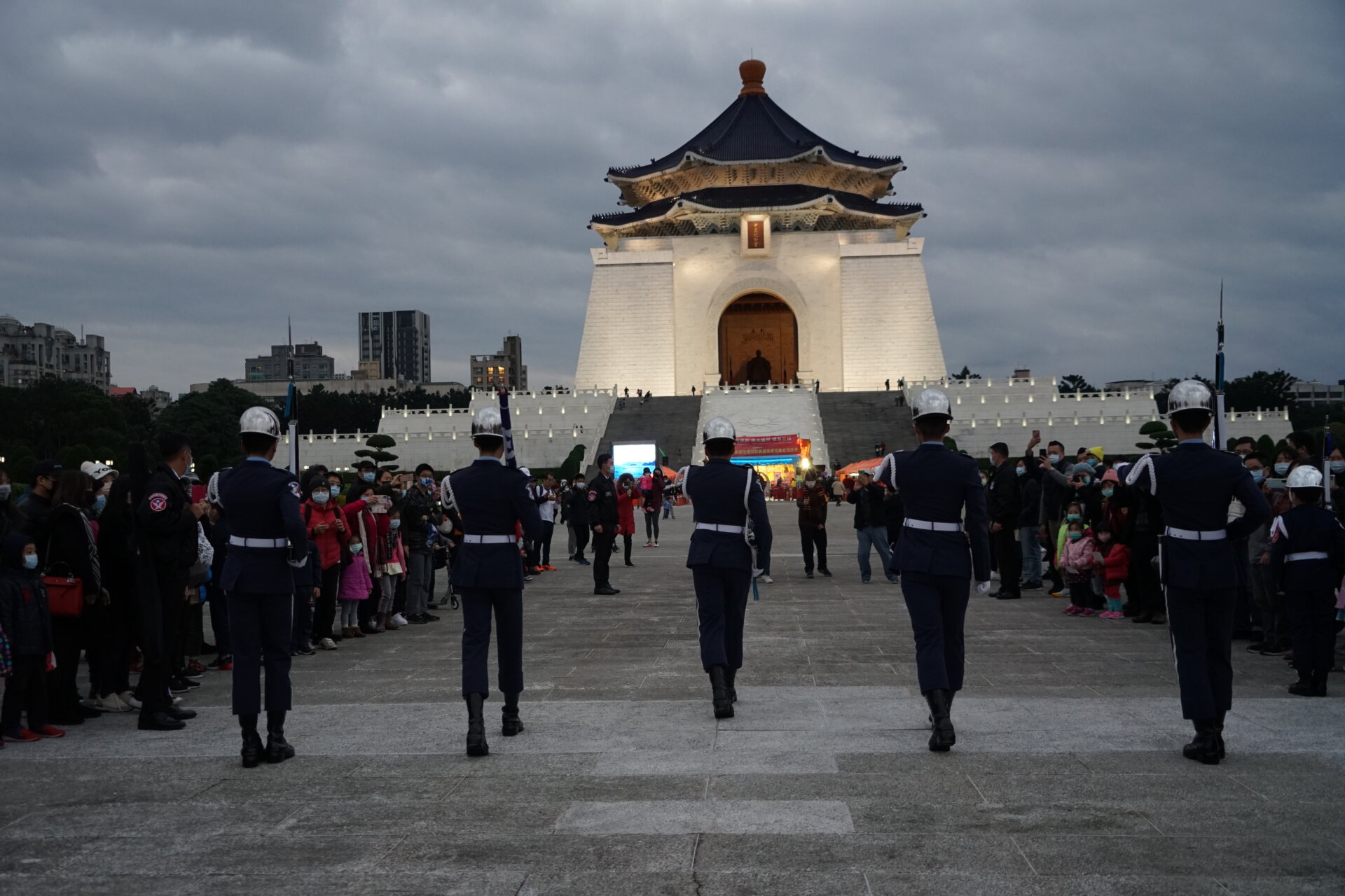 行動佛殿117站台北中正紀念堂，元旦降旗