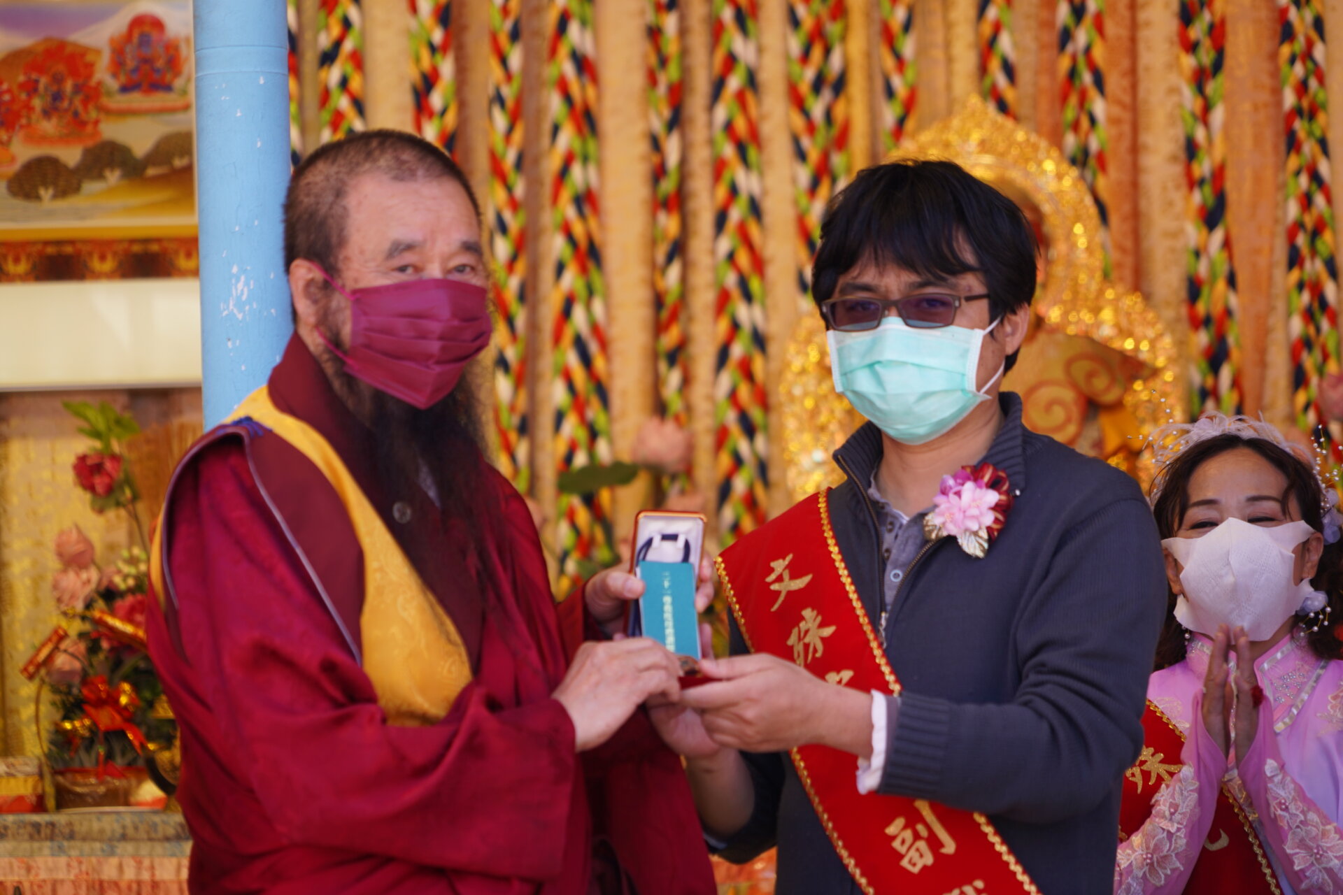 行動佛殿123站高雄前鎮，本會指導上師恆性嘉措仁波且致贈加持物給貴賓