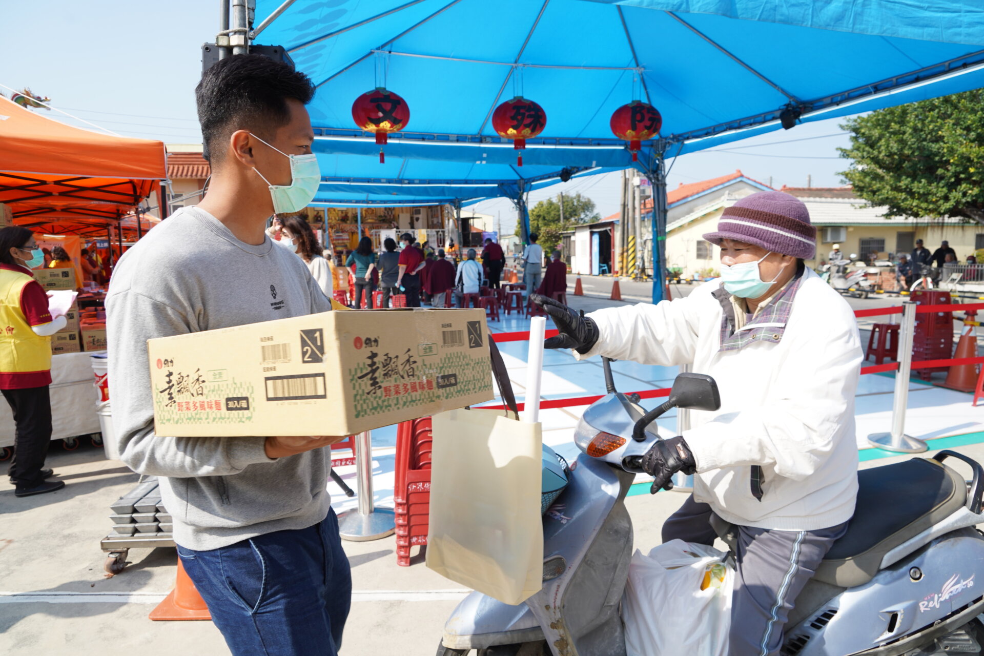 行動佛殿121站台南北門，本會募集十方愛心，關懷弱勢家庭