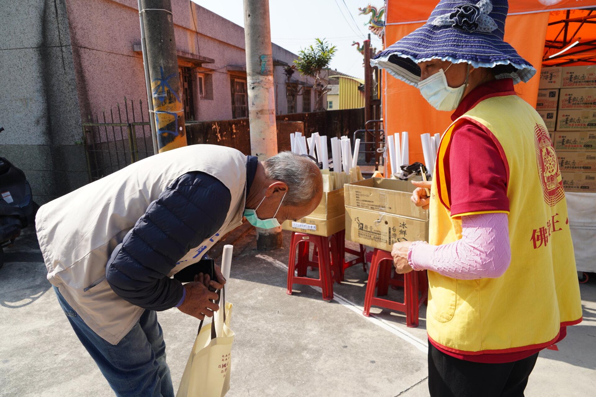 行動佛殿121站台南北門，本會募集十方愛心，關懷弱勢家庭