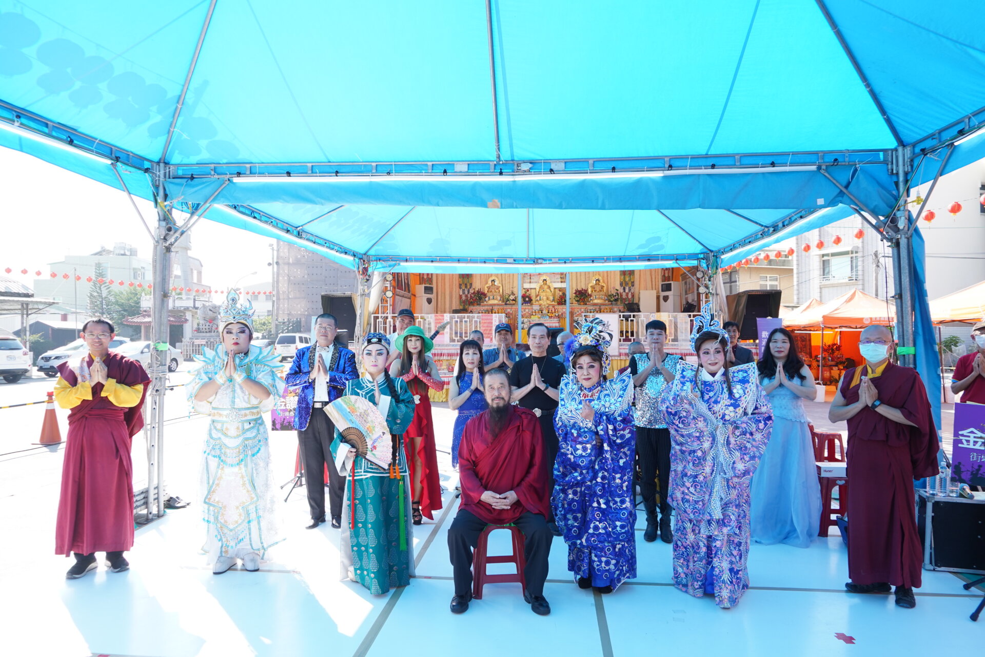 行動佛殿122站台南萬皇宮，本會指導上師恆性嘉措仁波且與金鑽樂團合影