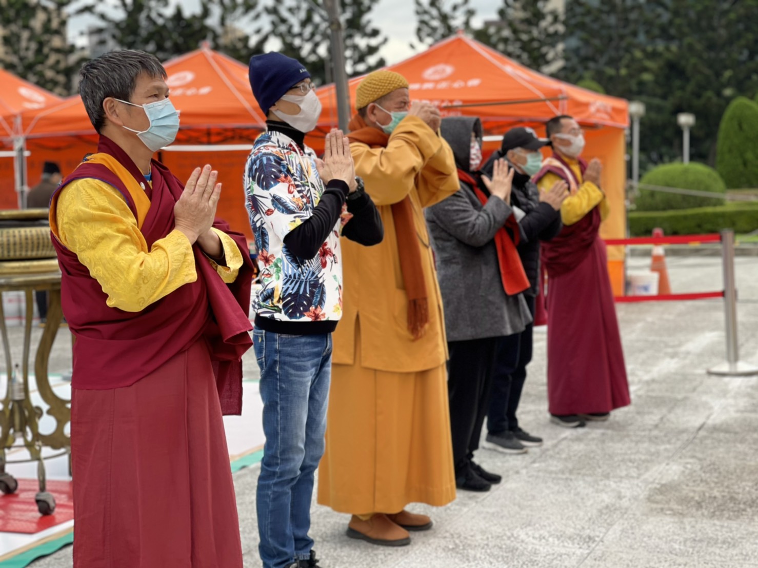 行動佛殿117站台北中正紀念堂，帶領貴賓上香