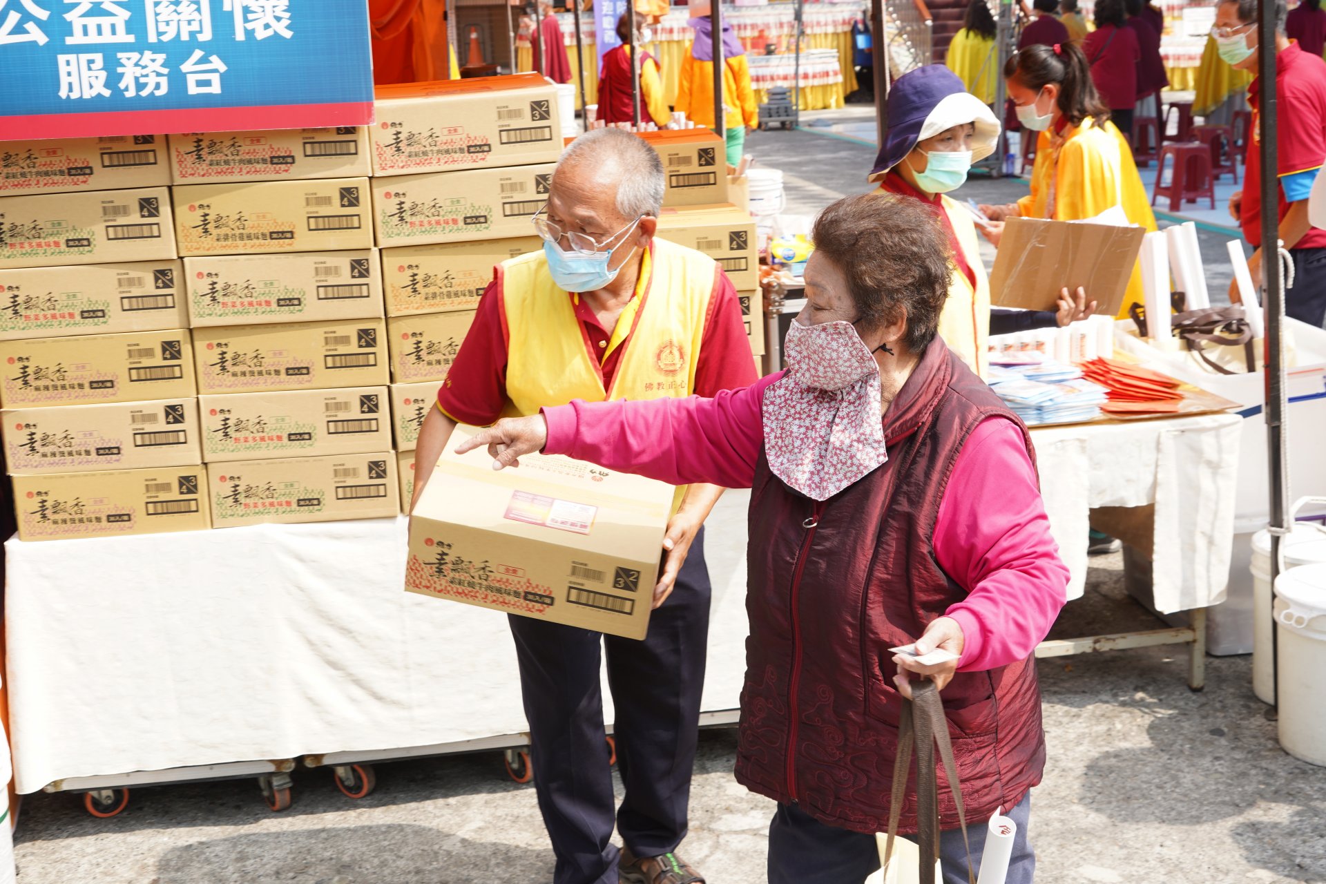 行動佛殿129站高雄永安，公益關懷發愛心物資