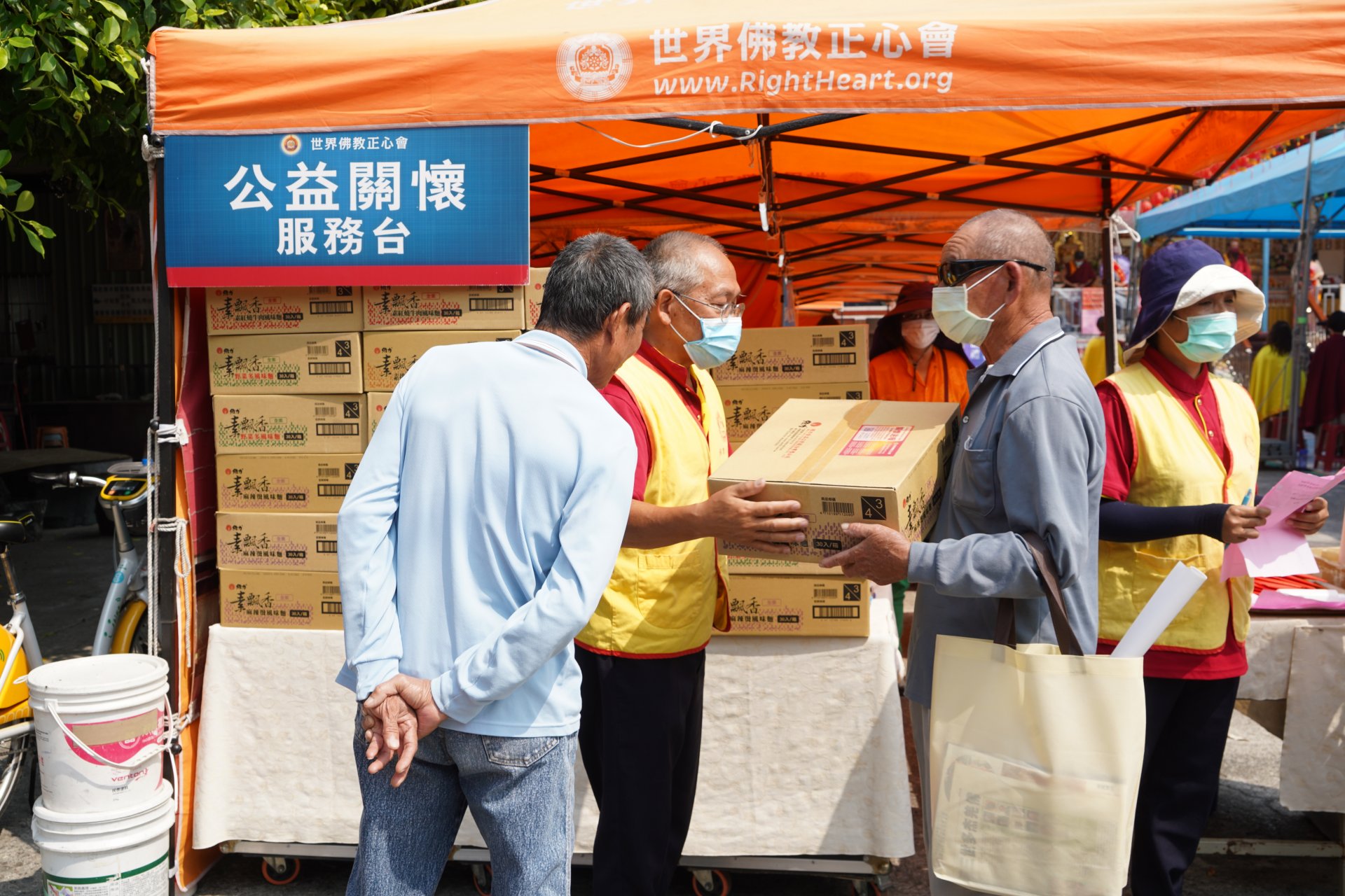 行動佛殿129站高雄永安，公益關懷發愛心物資