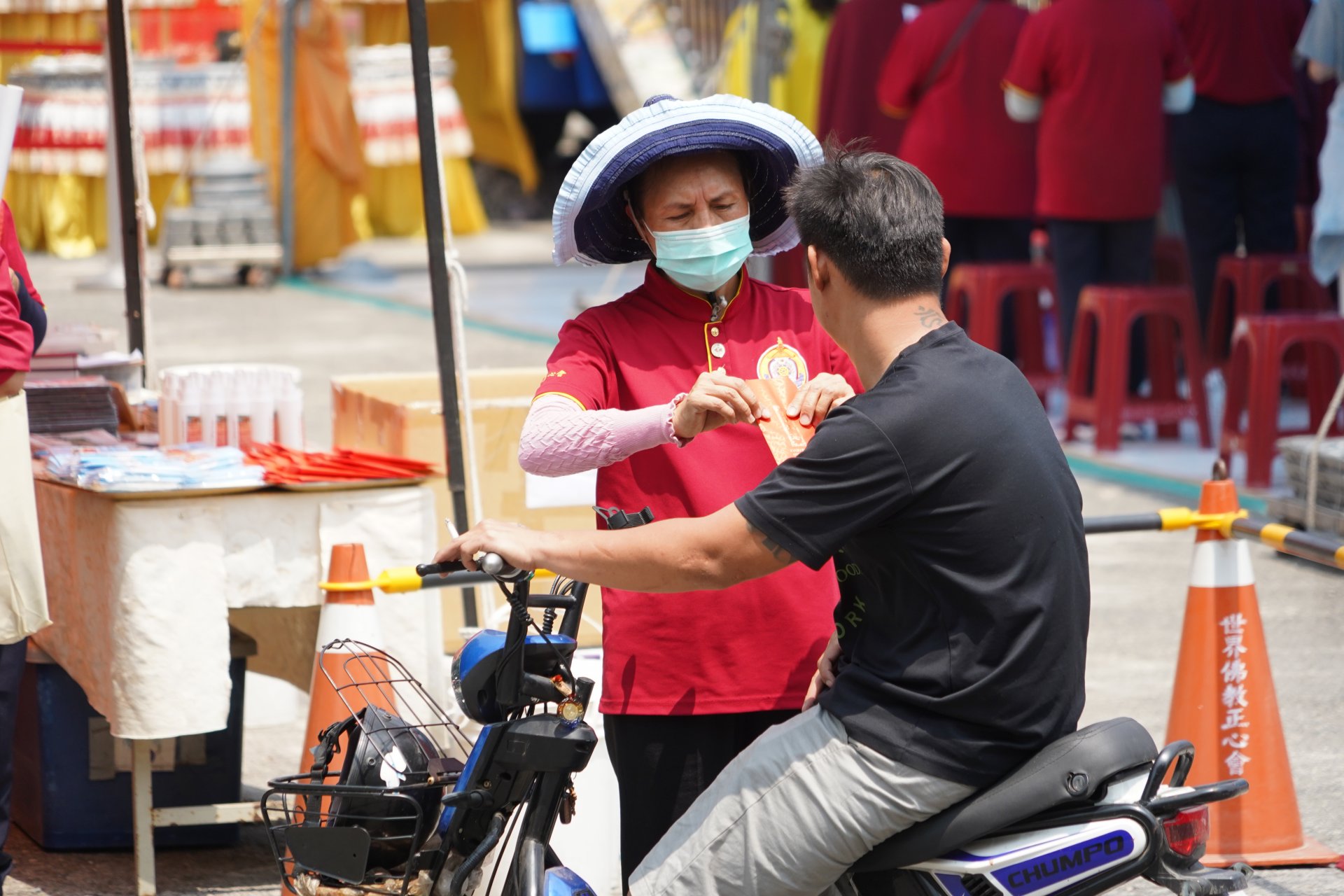 行動佛殿129站高雄永安，向當地信眾發送文宣