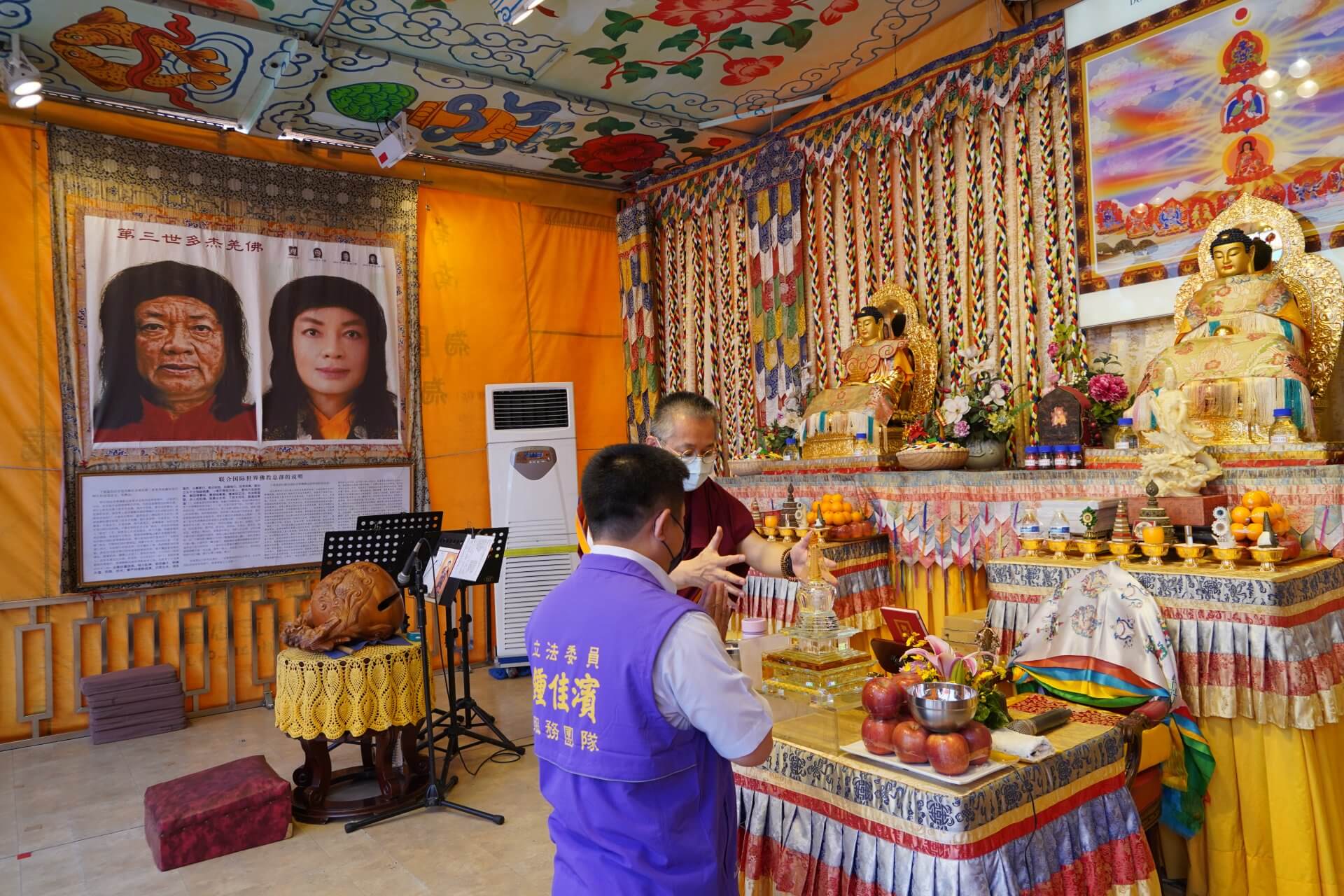 行動佛殿125站屏東里港，師兄帶領貴賓至佛殿瞻禮佛陀舍利