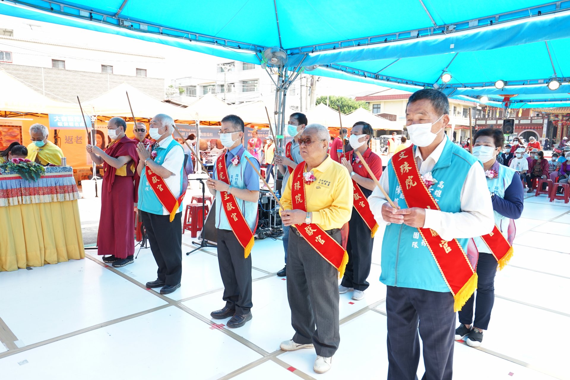 行動佛殿128站高雄路竹，本會師兄帶領貴賓上香祈福