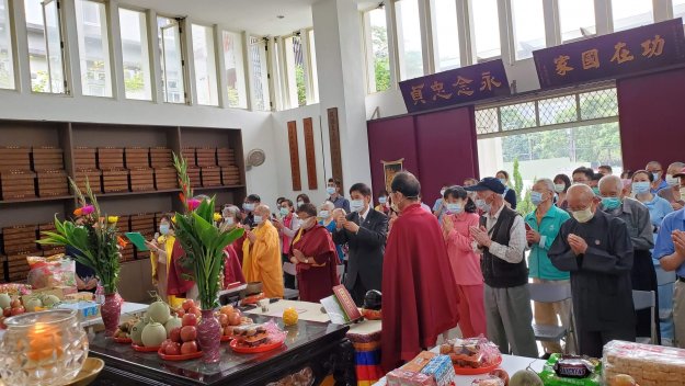 本會執行長索南平措仁波且(中)與板橋榮民之家張主任(穿西裝者)帶領信眾恭誦佛說阿彌陀經 本會執行長索南平措仁波且(中)與板橋榮民之家張主任(穿西裝者)帶領信眾恭誦佛說阿彌陀經