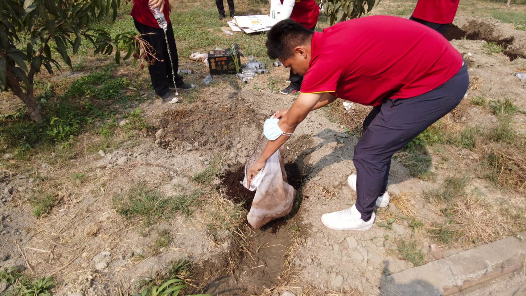 行動佛殿130站台南大興公園，觀音大悲感召加持法會，法會圓滿後放生地龍20多萬尾