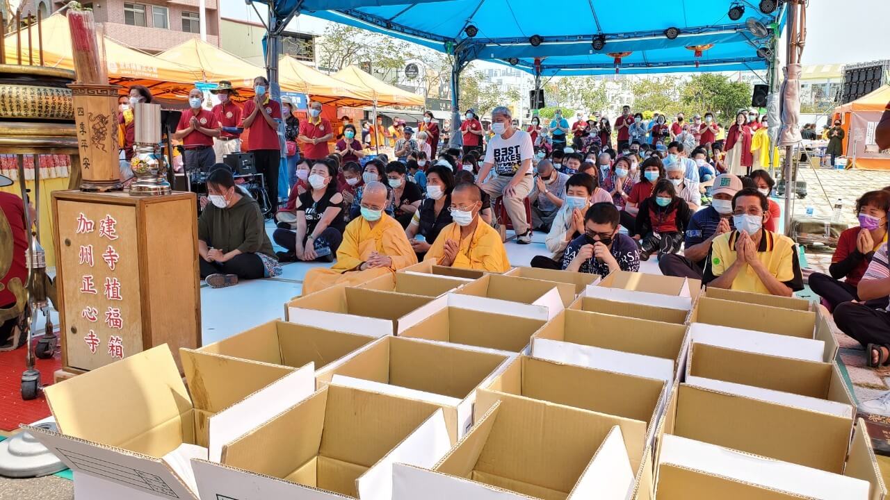 行動佛殿130站台南大興公園，觀音大悲感召加持法會，來自全國各地的信眾參加殊勝法會