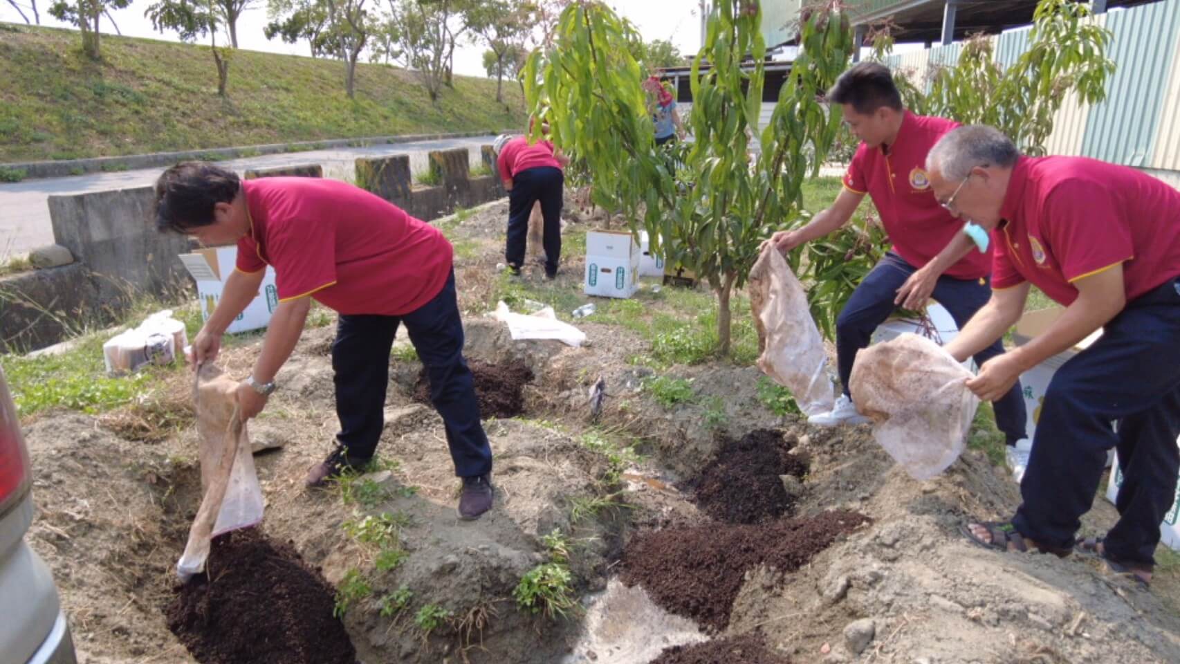 行動佛殿130站台南大興公園，觀音大悲感召加持法會，法會圓滿後放生地龍20多萬尾