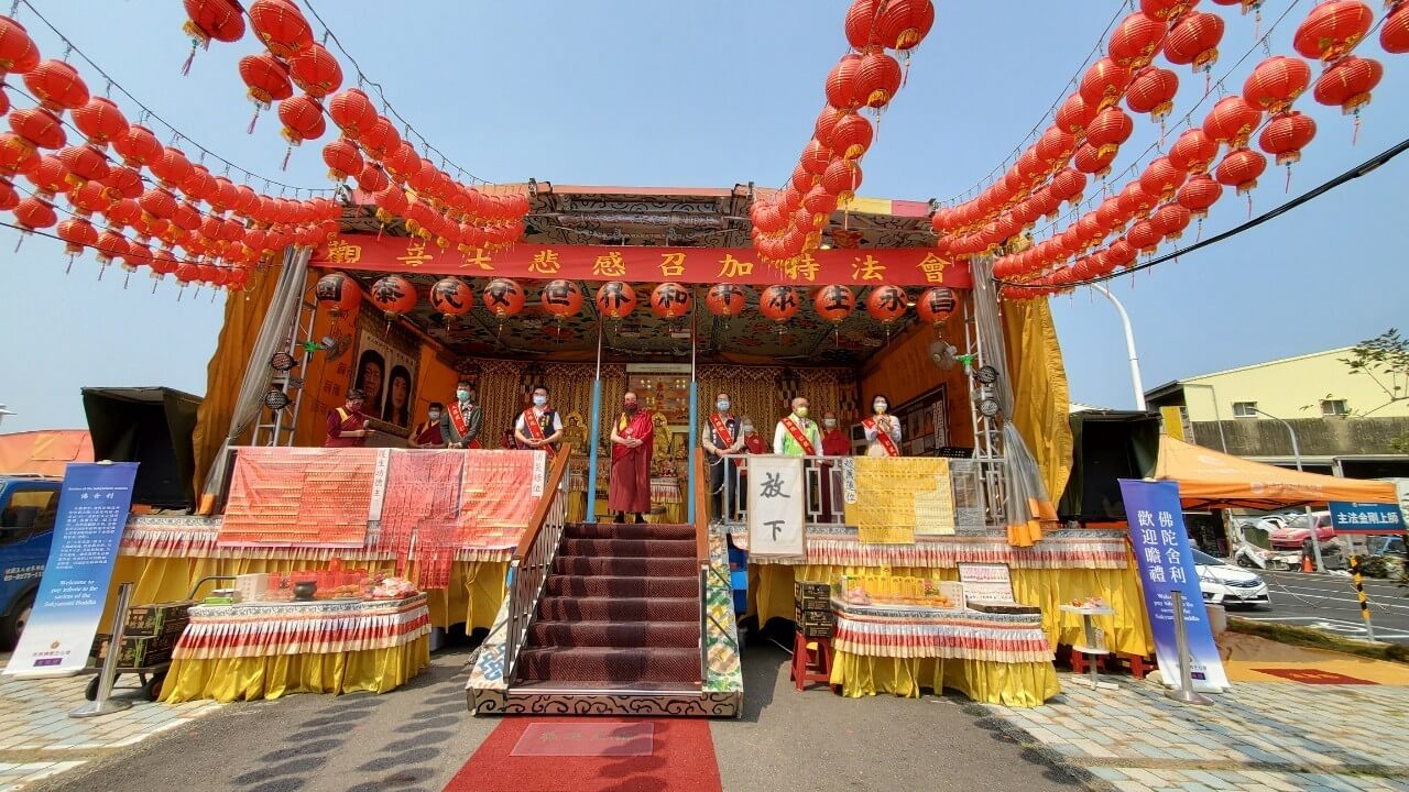 行動佛殿130站台南大興公園，觀音大悲感召加持法會，本會指導上師恆性嘉措仁波且(中)感謝議員沈震東(左一)、北區區長李皇興(中左)、民進黨黨部主任林勝賢(右二)、台南市政顧問蔣綺君(右一)，謝龍介議員劉主任(中右)蒞臨祈福