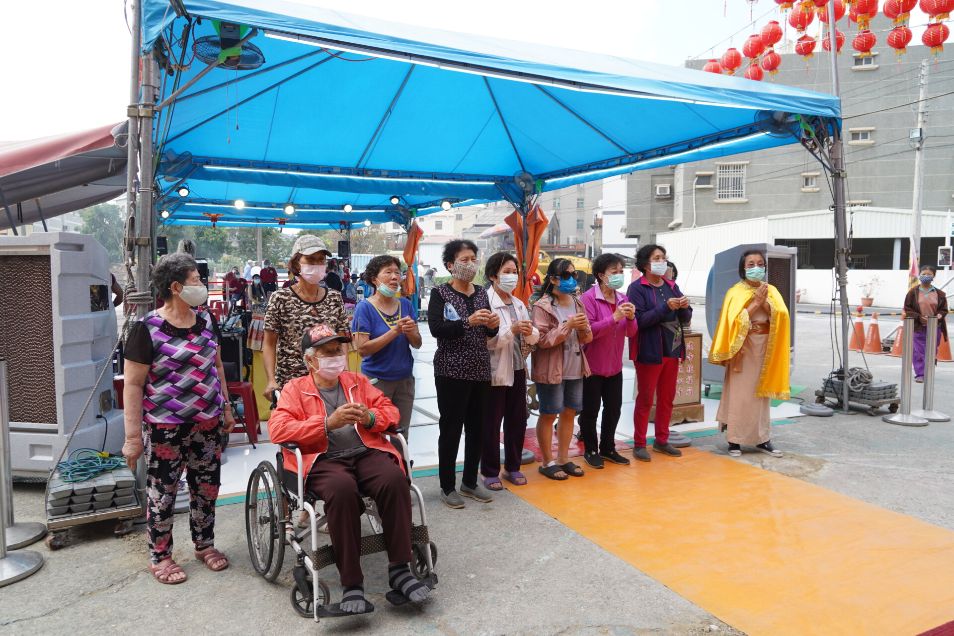 行動佛殿133站高雄湖內，當地信眾至佛殿上香祈福祈求諸願圓滿