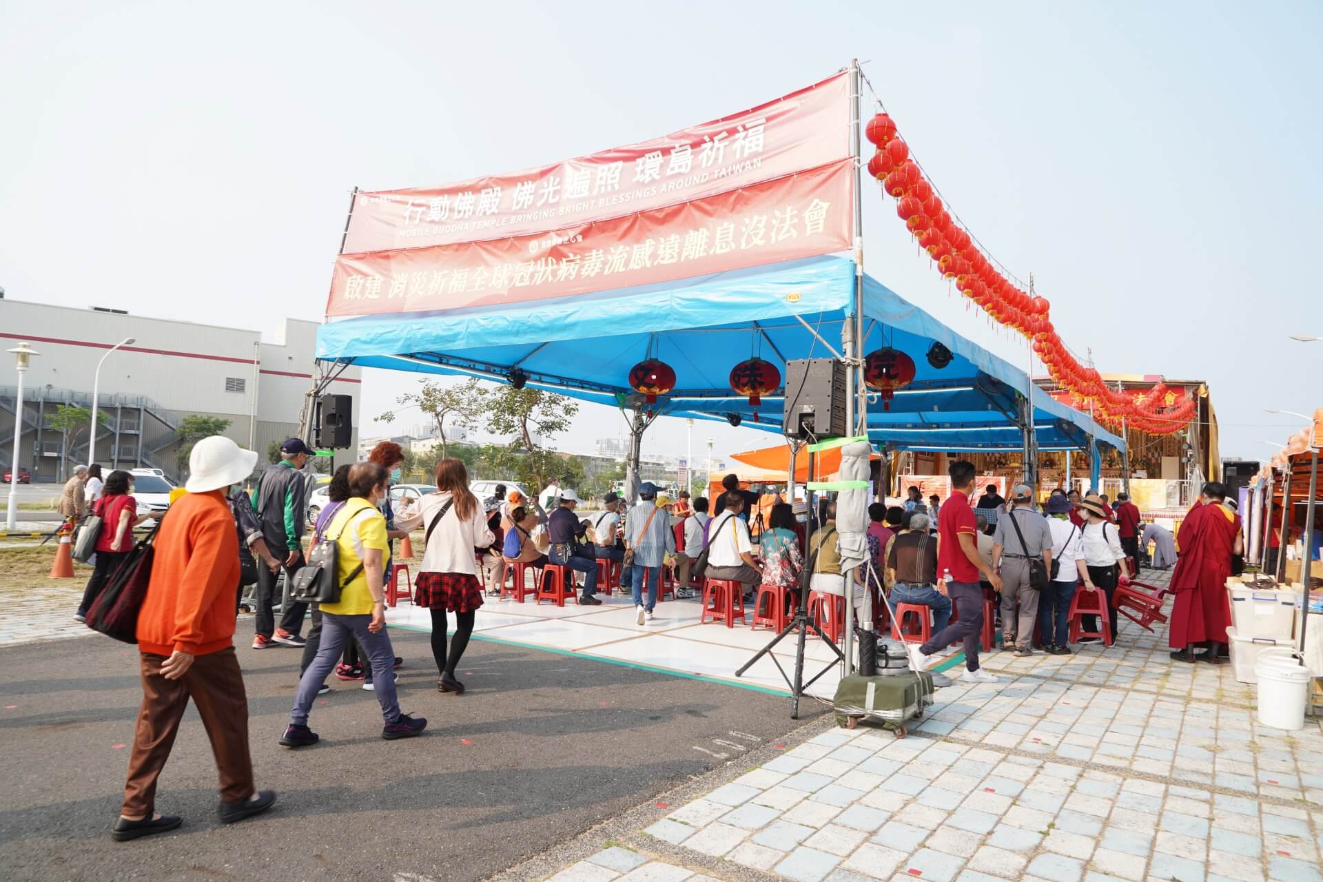 行動佛殿130站台南大興公園，觀音大悲感召加持法會，全國各地的信眾參加法會