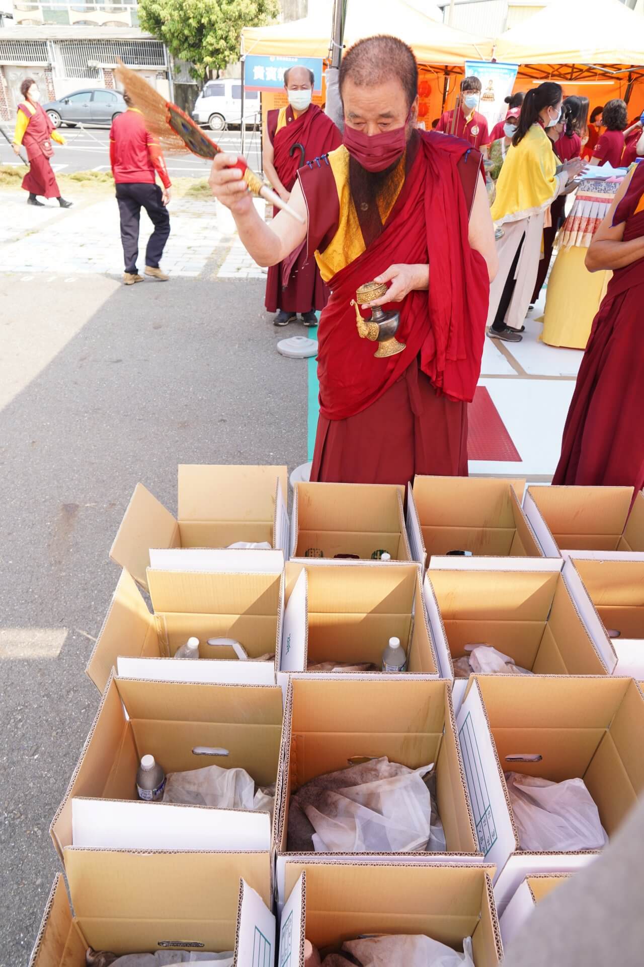 行動佛殿130站台南大興公園，觀音大悲感召加持法會，上師法水加持地龍