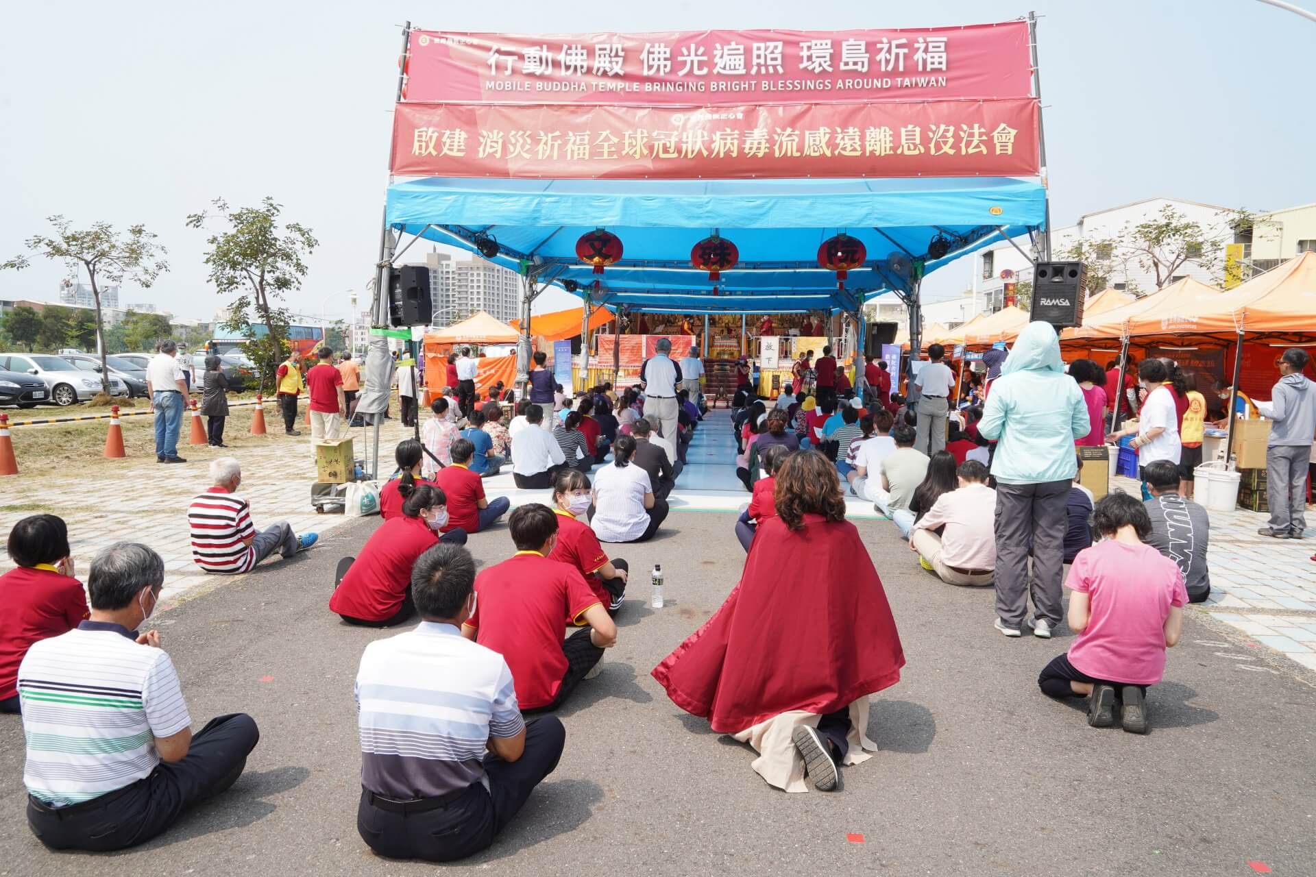 行動佛殿130站台南大興公園，觀音大悲感召加持法會，來自全國各地的信眾參加殊勝法會