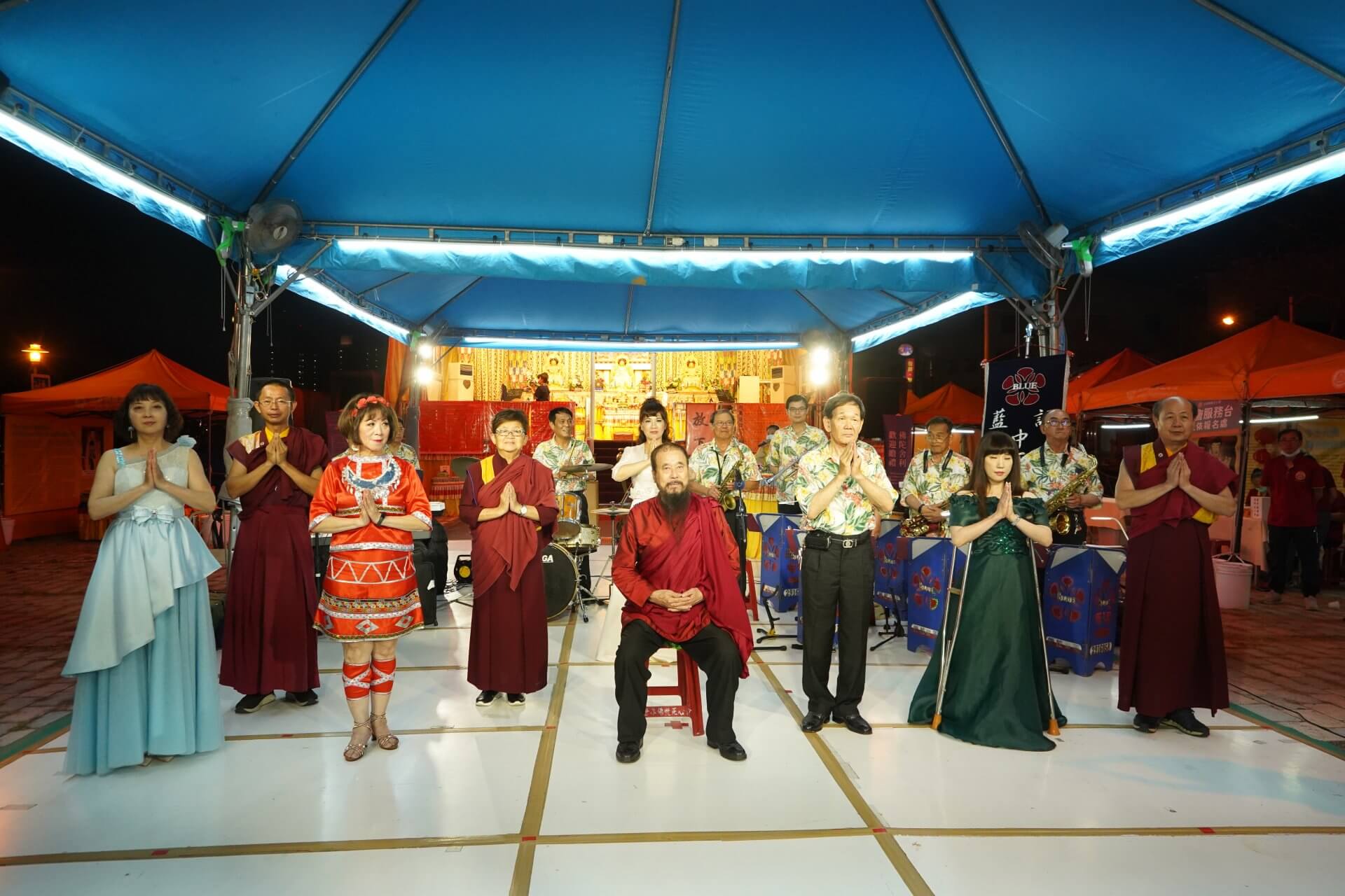 行動佛殿130站台南大興公園，該會指導上師與藍調中西樂團合影