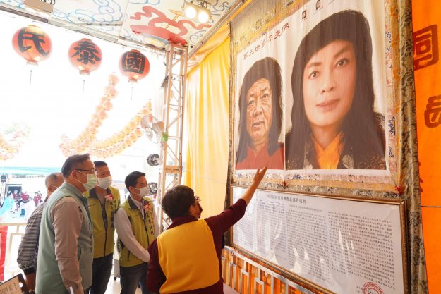 行動佛殿131站高雄田寮,本會執行長向貴賓介紹南無第三世多杰羌佛返老回春聖蹟 行動佛殿131站高雄田寮,本會執行長向貴賓介紹南無第三世多杰羌佛返老回春聖蹟