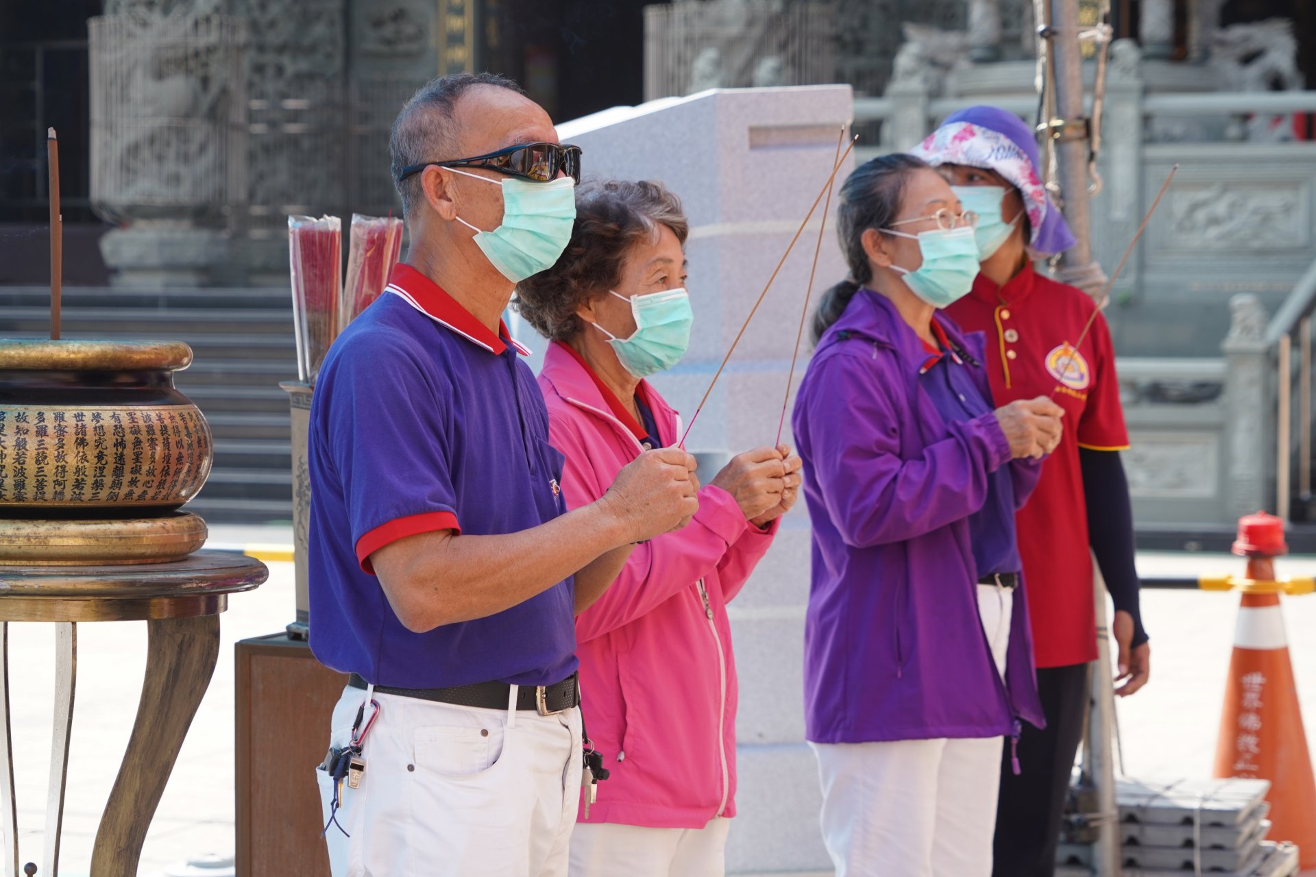 行動佛殿132站高雄楠梓，信眾上香祈求諸願圓滿