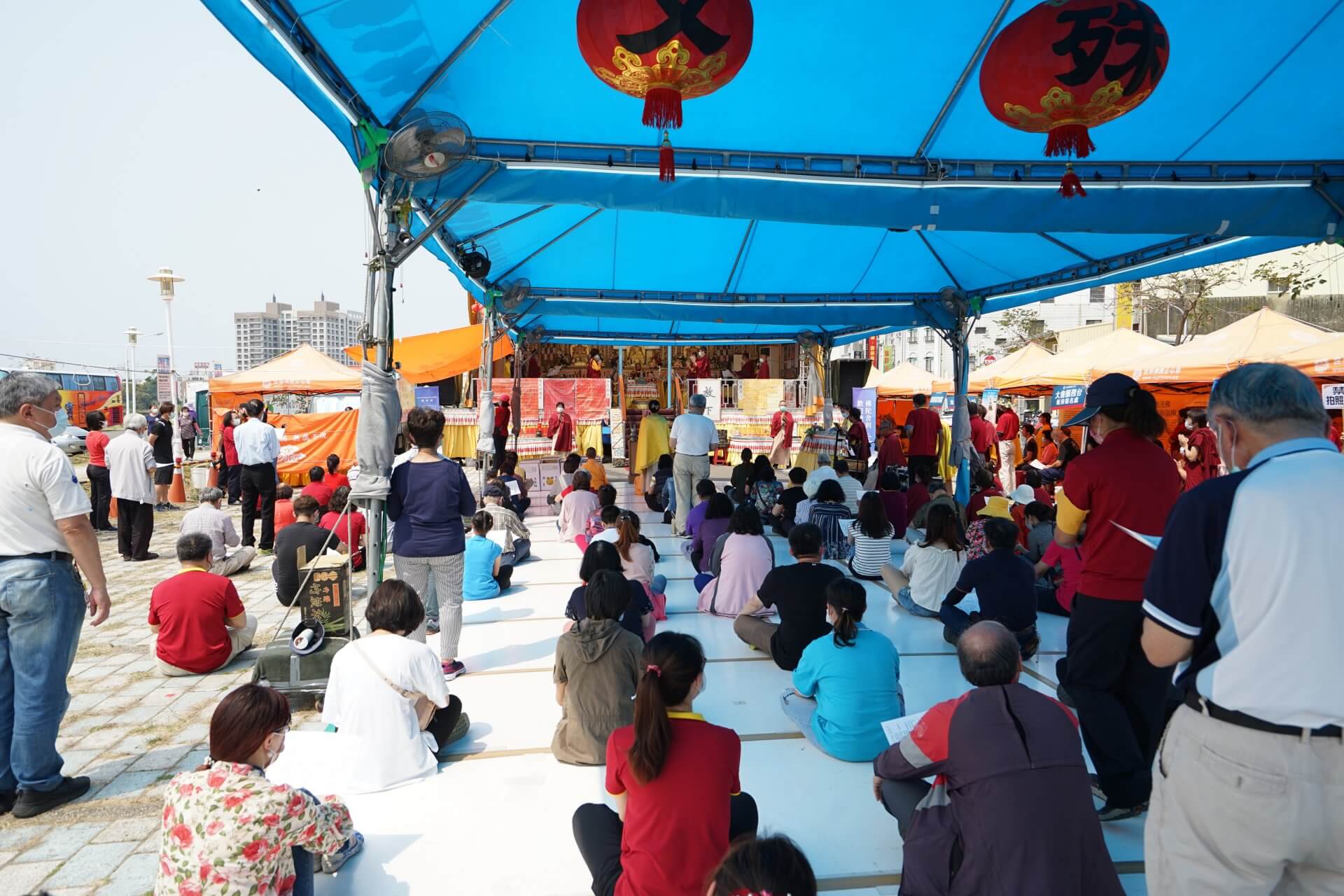 行動佛殿130站台南大興公園，觀音大悲感召加持法會，來自全國各地的信眾參加殊勝法會